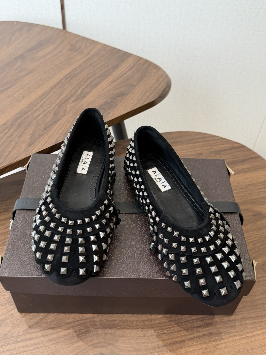 Alaia 经典芭蕾舞鞋新品 以芭蕾的灵动意韵融于日常，以现代笔触刻画舞鞋经典轮廓！ 铆钉饰皮质款芭蕾舞鞋，从经典日式鞋