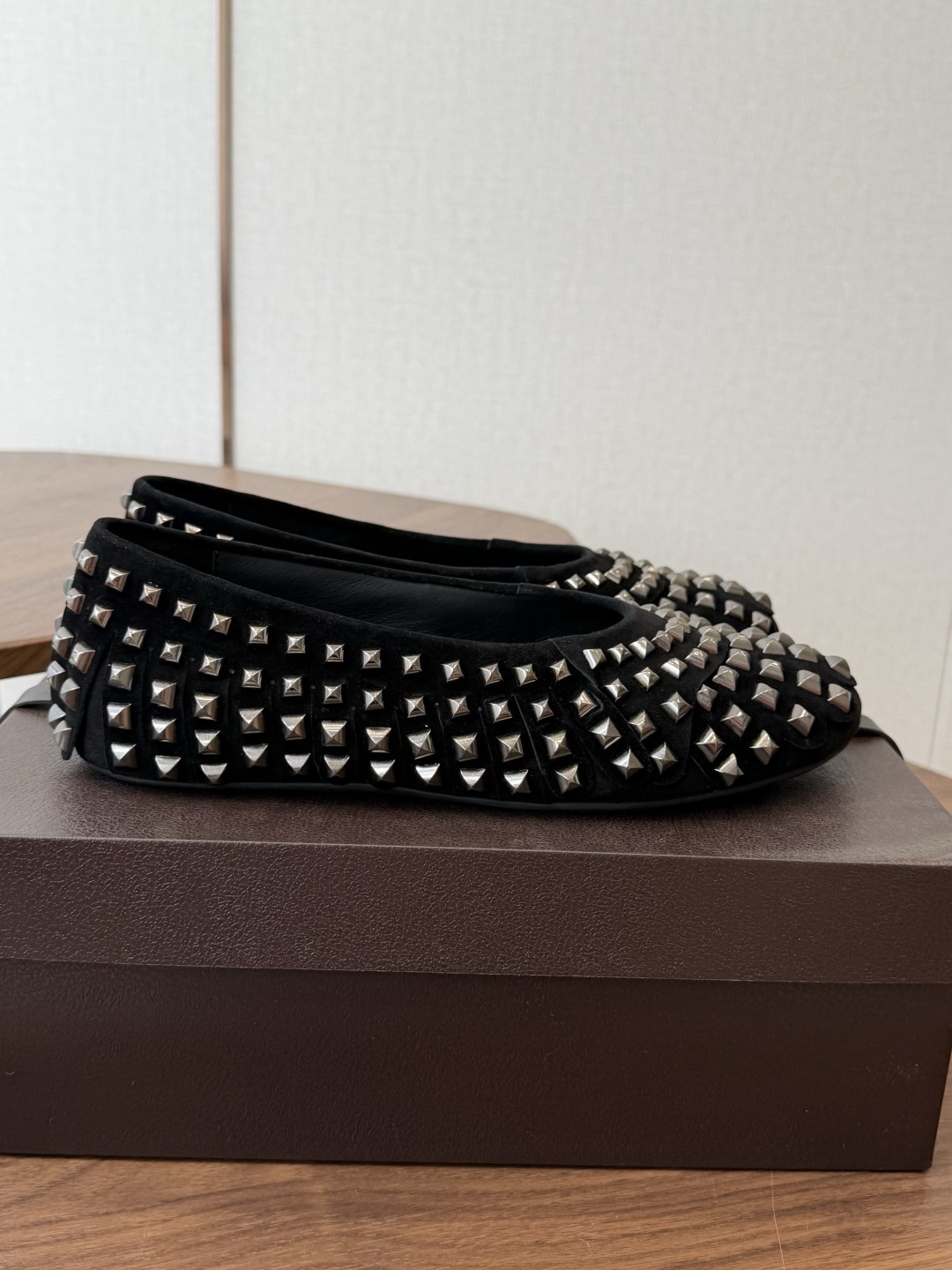 Alaia 经典芭蕾舞鞋新品 以芭蕾的灵动意韵融于日常，以现代笔触刻画舞鞋经典轮廓！ 铆钉饰皮质款芭蕾舞鞋，从经典日式鞋