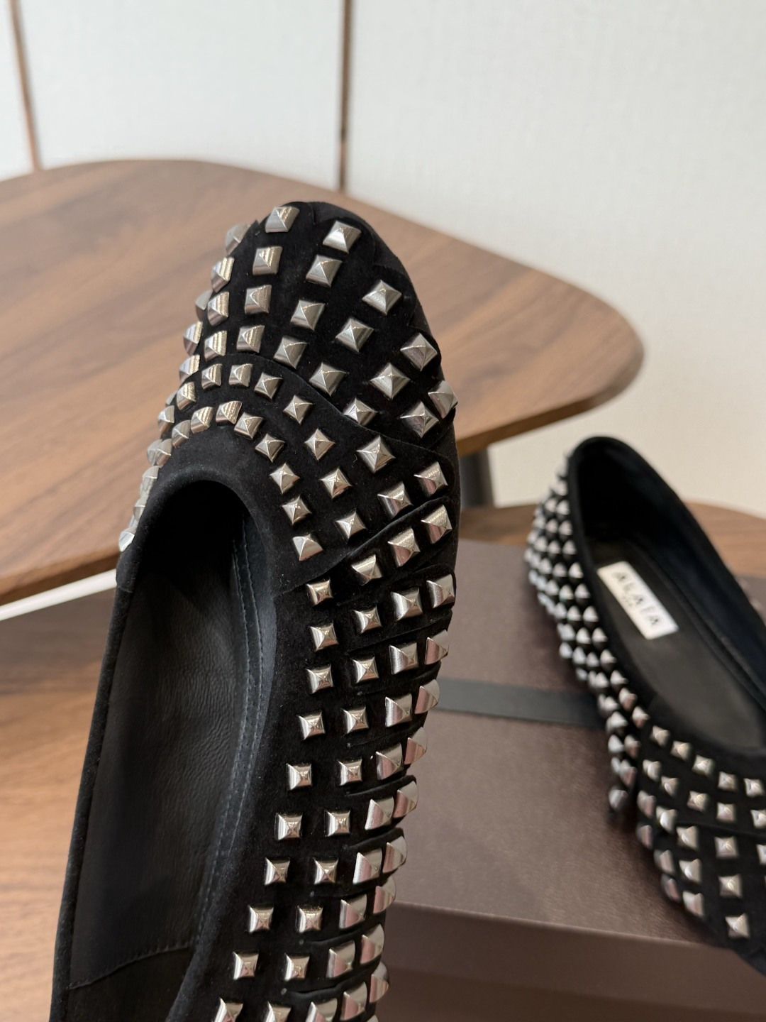 Alaia 经典芭蕾舞鞋新品 以芭蕾的灵动意韵融于日常，以现代笔触刻画舞鞋经典轮廓！ 铆钉饰皮质款芭蕾舞鞋，从经典日式鞋