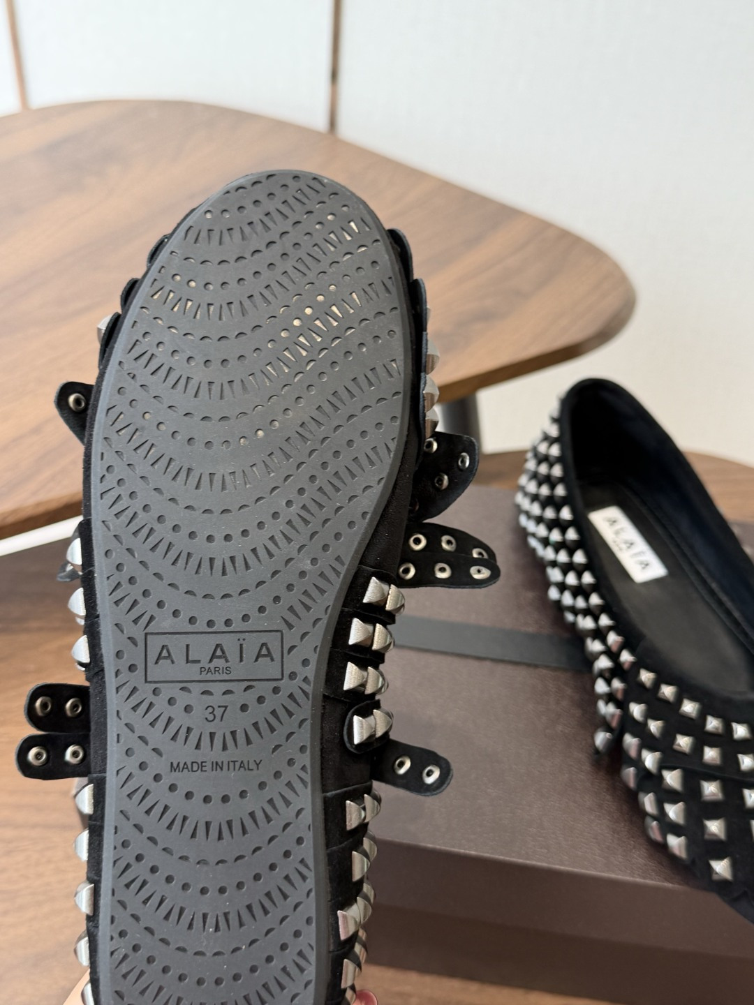 Alaia 经典芭蕾舞鞋新品 以芭蕾的灵动意韵融于日常，以现代笔触刻画舞鞋经典轮廓！ 铆钉饰皮质款芭蕾舞鞋，从经典日式鞋