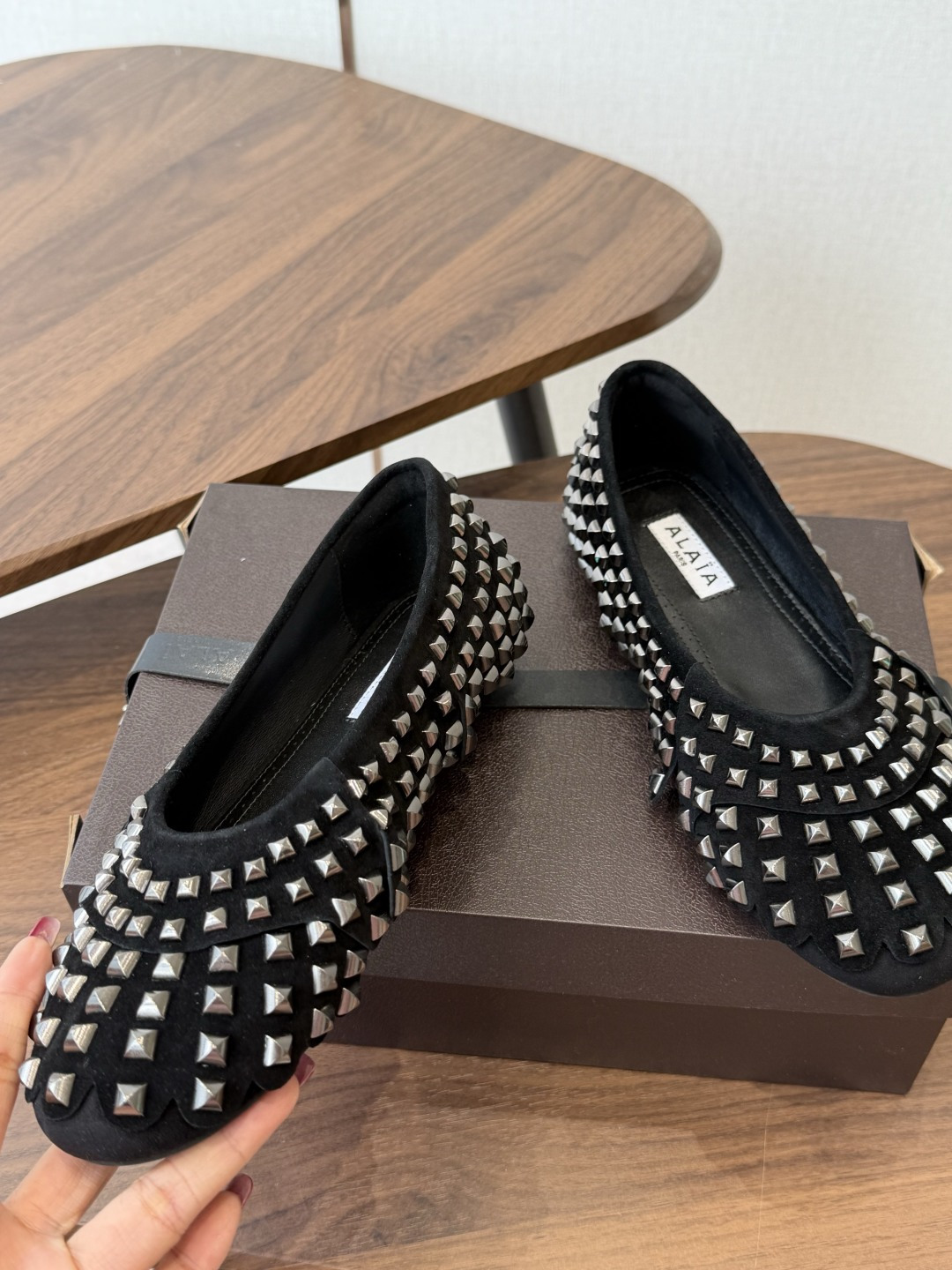 Alaia 经典芭蕾舞鞋新品 以芭蕾的灵动意韵融于日常，以现代笔触刻画舞鞋经典轮廓！ 铆钉饰皮质款芭蕾舞鞋，从经典日式鞋