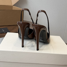 Saint LaurentYSL夏季新款尖头细跟后空凉鞋 锐利修长的尖头鞋型,鞋面选用亮面亮泽漆皮打造,搭配纤细弹力后绊 Saint LaurentYSL夏季新款尖头细跟后空凉鞋 锐利修长的尖头鞋型,鞋面选用亮面亮泽漆皮打造,搭配纤细弹力后绊
