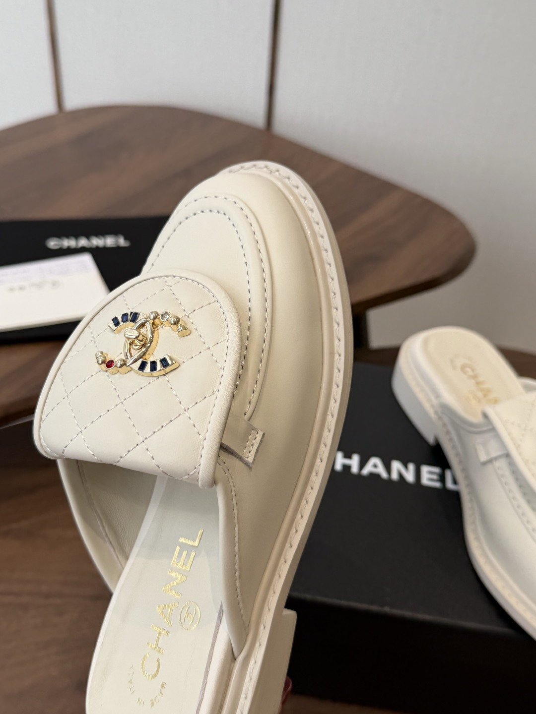 CHANEL小香经典复古翻盖菱格乐福鞋 这双复古乐福鞋一眼看到就很喜欢 鞋面的菱格设计很特别 点缀小香经典五金扣超有CH CHANEL小香经典复古翻盖菱格乐福鞋 这双复古乐福鞋一眼看到就很喜欢 鞋面的菱格设计很特别 点缀小香经典五金扣超有CH