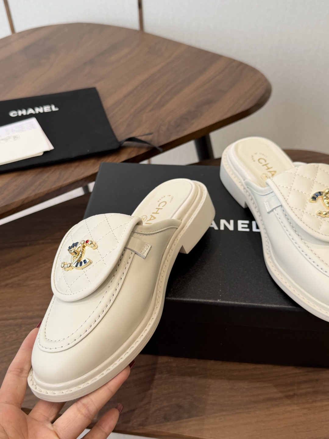 CHANEL小香经典复古翻盖菱格乐福鞋 这双复古乐福鞋一眼看到就很喜欢 鞋面的菱格设计很特别 点缀小香经典五金扣超有CH CHANEL小香经典复古翻盖菱格乐福鞋 这双复古乐福鞋一眼看到就很喜欢 鞋面的菱格设计很特别 点缀小香经典五金扣超有CH