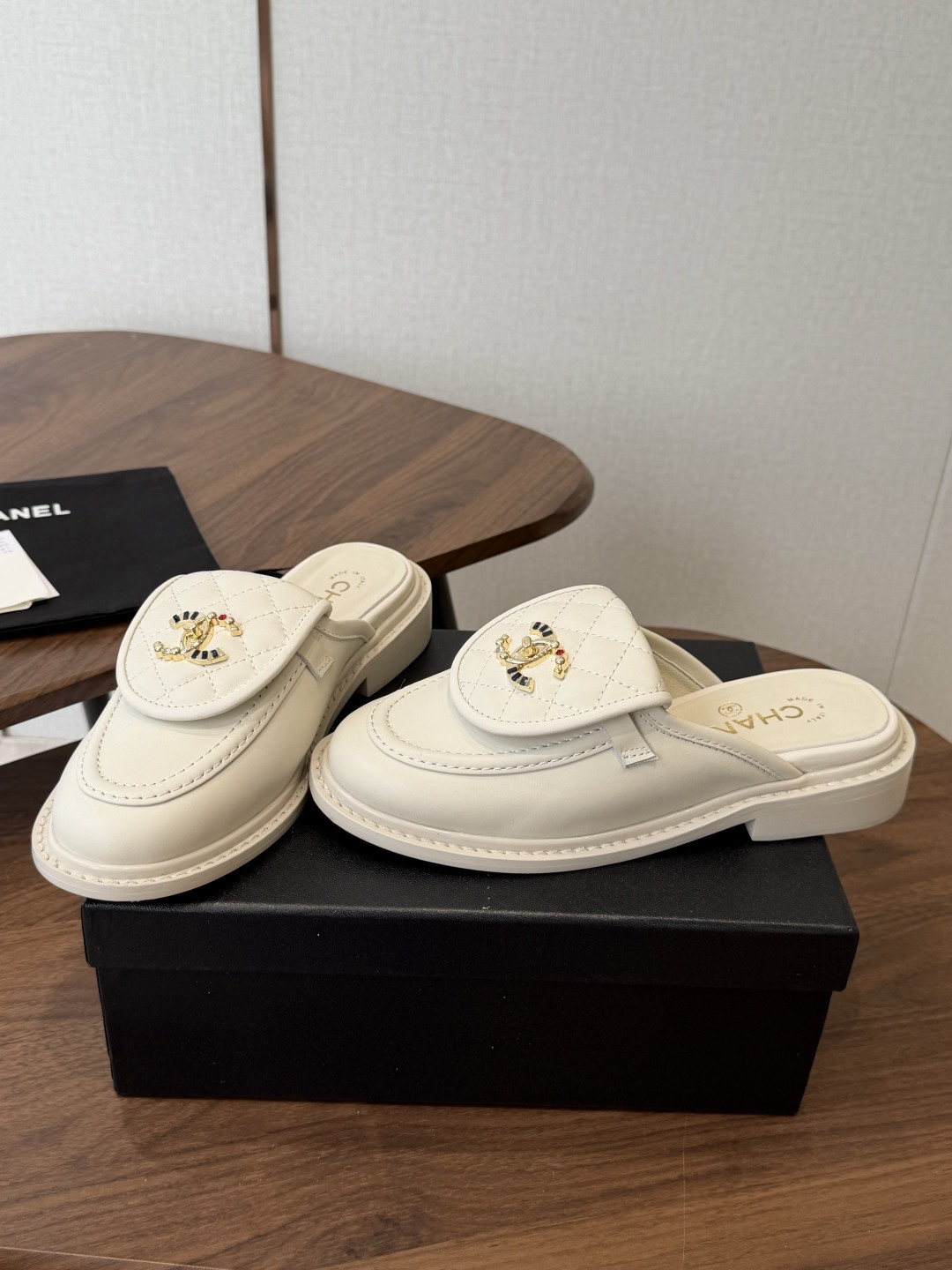 CHANEL小香经典复古翻盖菱格乐福鞋 这双复古乐福鞋一眼看到就很喜欢 鞋面的菱格设计很特别 点缀小香经典五金扣超有CH CHANEL小香经典复古翻盖菱格乐福鞋 这双复古乐福鞋一眼看到就很喜欢 鞋面的菱格设计很特别 点缀小香经典五金扣超有CH