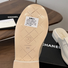 CHANEL小香经典复古翻盖菱格乐福鞋 这双复古乐福鞋一眼看到就很喜欢 鞋面的菱格设计很特别 点缀小香经典五金扣超有CH CHANEL小香经典复古翻盖菱格乐福鞋 这双复古乐福鞋一眼看到就很喜欢 鞋面的菱格设计很特别 点缀小香经典五金扣超有CH