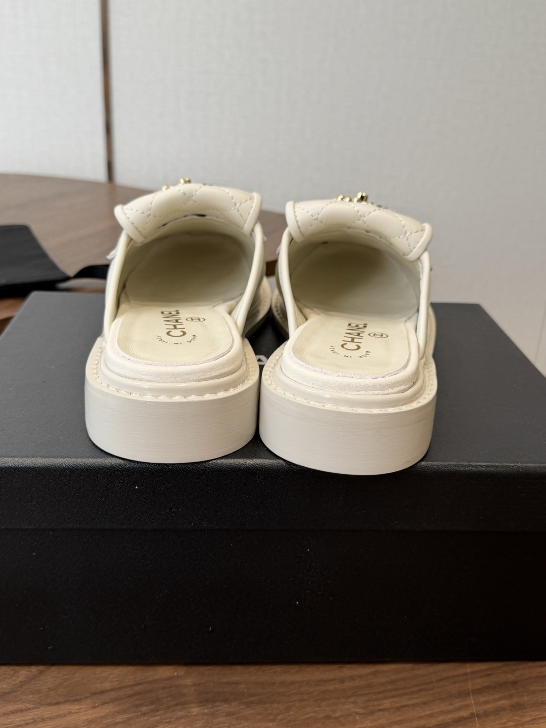 CHANEL小香经典复古翻盖菱格乐福鞋 这双复古乐福鞋一眼看到就很喜欢 鞋面的菱格设计很特别 点缀小香经典五金扣超有CH CHANEL小香经典复古翻盖菱格乐福鞋 这双复古乐福鞋一眼看到就很喜欢 鞋面的菱格设计很特别 点缀小香经典五金扣超有CH