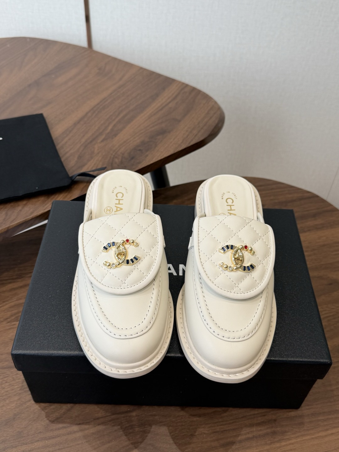 CHANEL小香经典复古翻盖菱格乐福鞋 这双复古乐福鞋一眼看到就很喜欢 鞋面的菱格设计很特别 点缀小香经典五金扣超有CH