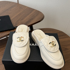 CHANEL小香经典复古翻盖菱格乐福鞋 这双复古乐福鞋一眼看到就很喜欢 鞋面的菱格设计很特别 点缀小香经典五金扣超有CH CHANEL小香经典复古翻盖菱格乐福鞋 这双复古乐福鞋一眼看到就很喜欢 鞋面的菱格设计很特别 点缀小香经典五金扣超有CH