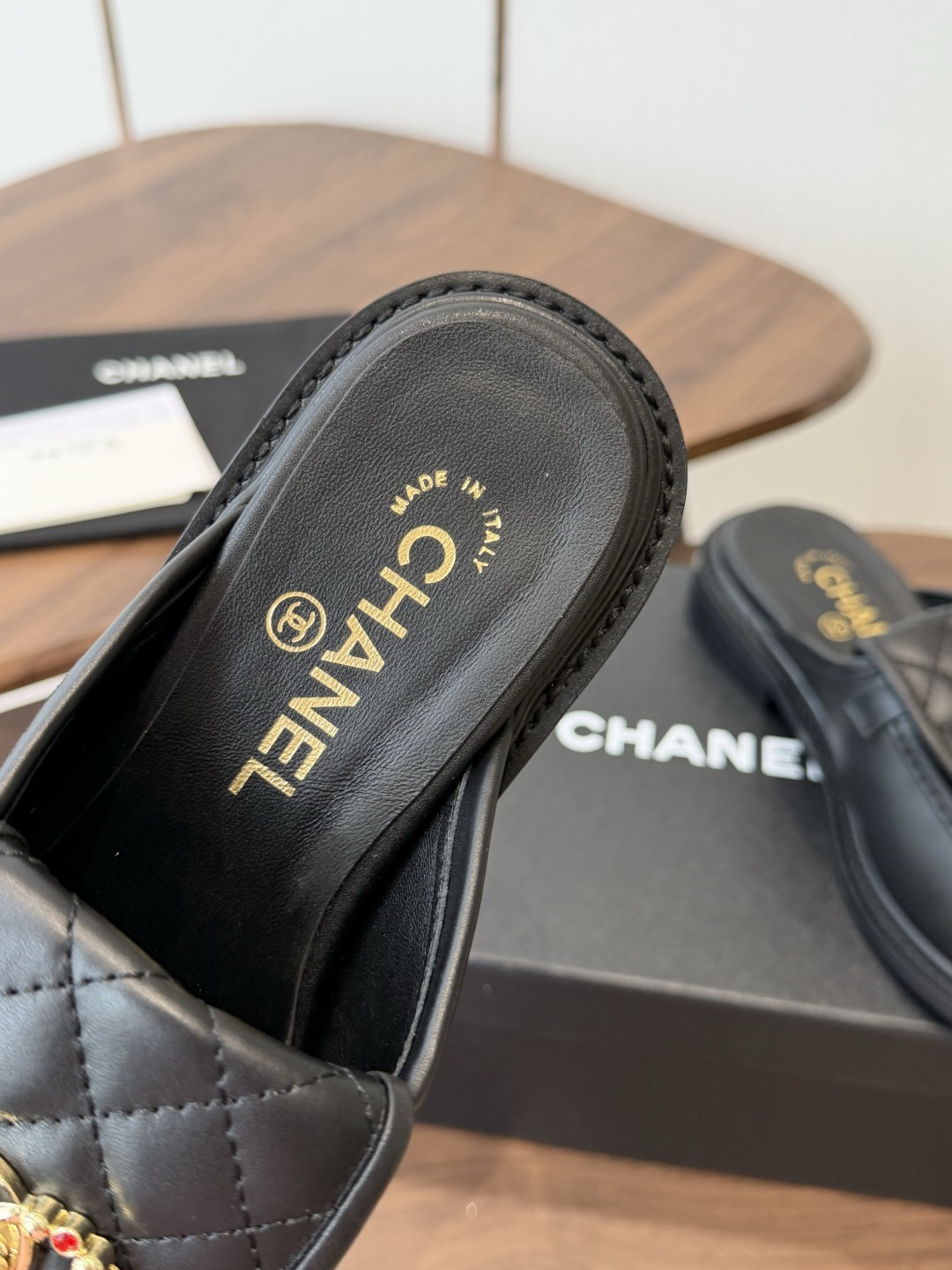 CHANEL小香经典复古翻盖菱格乐福鞋 这双复古乐福鞋一眼看到就很喜欢 鞋面的菱格设计很特别 点缀小香经典五金扣超有CH CHANEL小香经典复古翻盖菱格乐福鞋 这双复古乐福鞋一眼看到就很喜欢 鞋面的菱格设计很特别 点缀小香经典五金扣超有CH