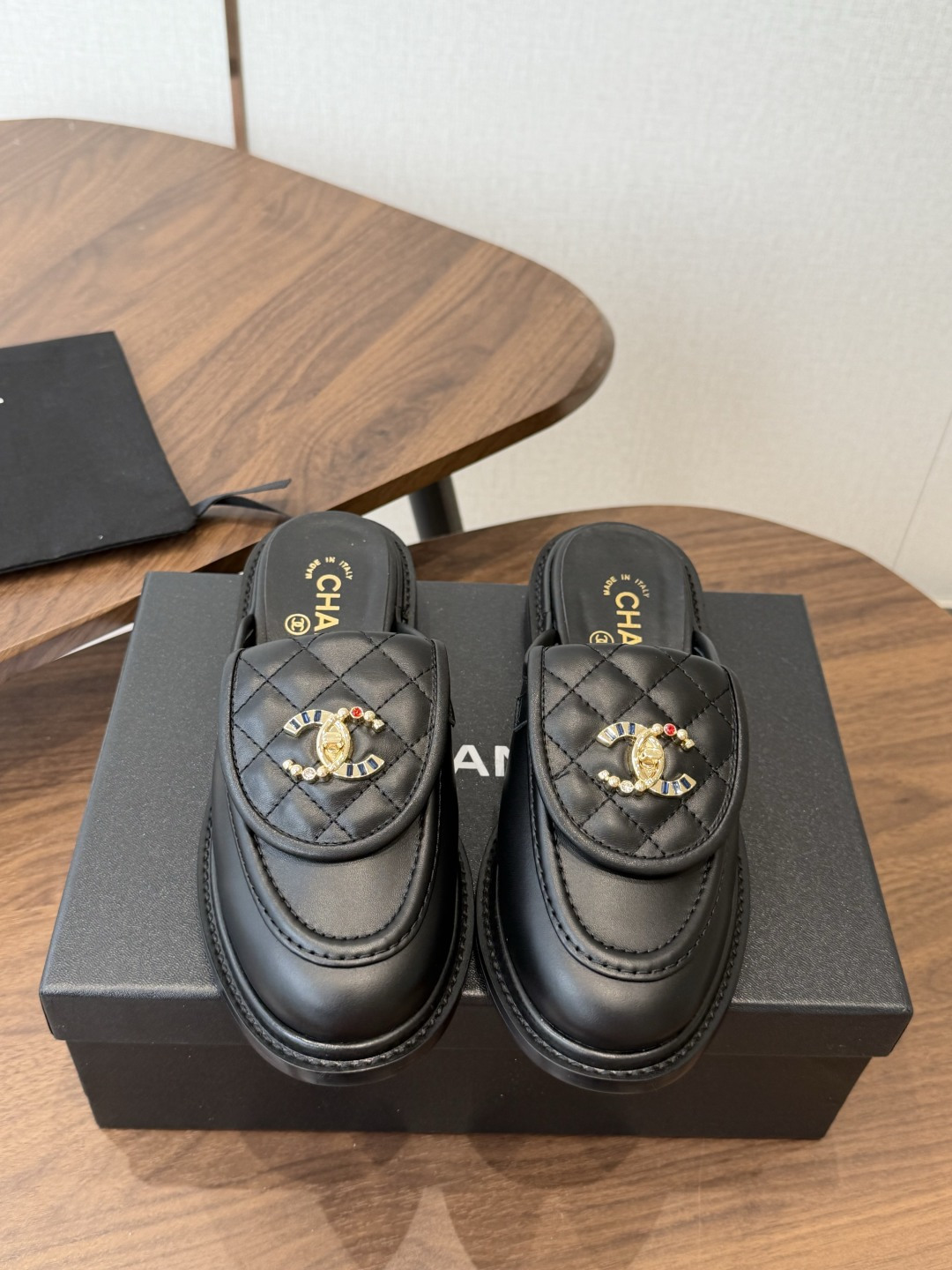 CHANEL小香经典复古翻盖菱格乐福鞋 这双复古乐福鞋一眼看到就很喜欢 鞋面的菱格设计很特别 点缀小香经典五金扣超有CH