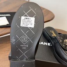 CHANEL小香经典复古翻盖菱格乐福鞋 这双复古乐福鞋一眼看到就很喜欢 鞋面的菱格设计很特别 点缀小香经典五金扣超有CH CHANEL小香经典复古翻盖菱格乐福鞋 这双复古乐福鞋一眼看到就很喜欢 鞋面的菱格设计很特别 点缀小香经典五金扣超有CH