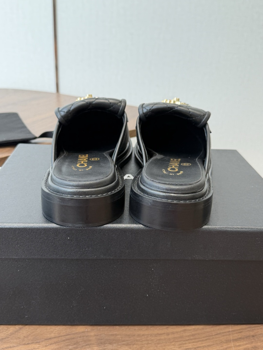 CHANEL小香经典复古翻盖菱格乐福鞋 这双复古乐福鞋一眼看到就很喜欢 鞋面的菱格设计很特别 点缀小香经典五金扣超有CH CHANEL小香经典复古翻盖菱格乐福鞋 这双复古乐福鞋一眼看到就很喜欢 鞋面的菱格设计很特别 点缀小香经典五金扣超有CH
