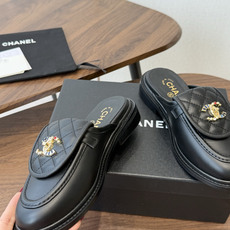 CHANEL小香经典复古翻盖菱格乐福鞋 这双复古乐福鞋一眼看到就很喜欢 鞋面的菱格设计很特别 点缀小香经典五金扣超有CH CHANEL小香经典复古翻盖菱格乐福鞋 这双复古乐福鞋一眼看到就很喜欢 鞋面的菱格设计很特别 点缀小香经典五金扣超有CH