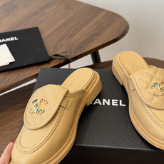 CHANEL小香经典复古翻盖菱格乐福鞋 这双复古乐福鞋一眼看到就很喜欢 鞋面的菱格设计很特别 点缀小香经典五金扣超有CH CHANEL小香经典复古翻盖菱格乐福鞋 这双复古乐福鞋一眼看到就很喜欢 鞋面的菱格设计很特别 点缀小香经典五金扣超有CH
