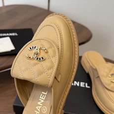 CHANEL小香经典复古翻盖菱格乐福鞋 这双复古乐福鞋一眼看到就很喜欢 鞋面的菱格设计很特别 点缀小香经典五金扣超有CH CHANEL小香经典复古翻盖菱格乐福鞋 这双复古乐福鞋一眼看到就很喜欢 鞋面的菱格设计很特别 点缀小香经典五金扣超有CH