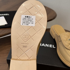 CHANEL小香经典复古翻盖菱格乐福鞋 这双复古乐福鞋一眼看到就很喜欢 鞋面的菱格设计很特别 点缀小香经典五金扣超有CH CHANEL小香经典复古翻盖菱格乐福鞋 这双复古乐福鞋一眼看到就很喜欢 鞋面的菱格设计很特别 点缀小香经典五金扣超有CH