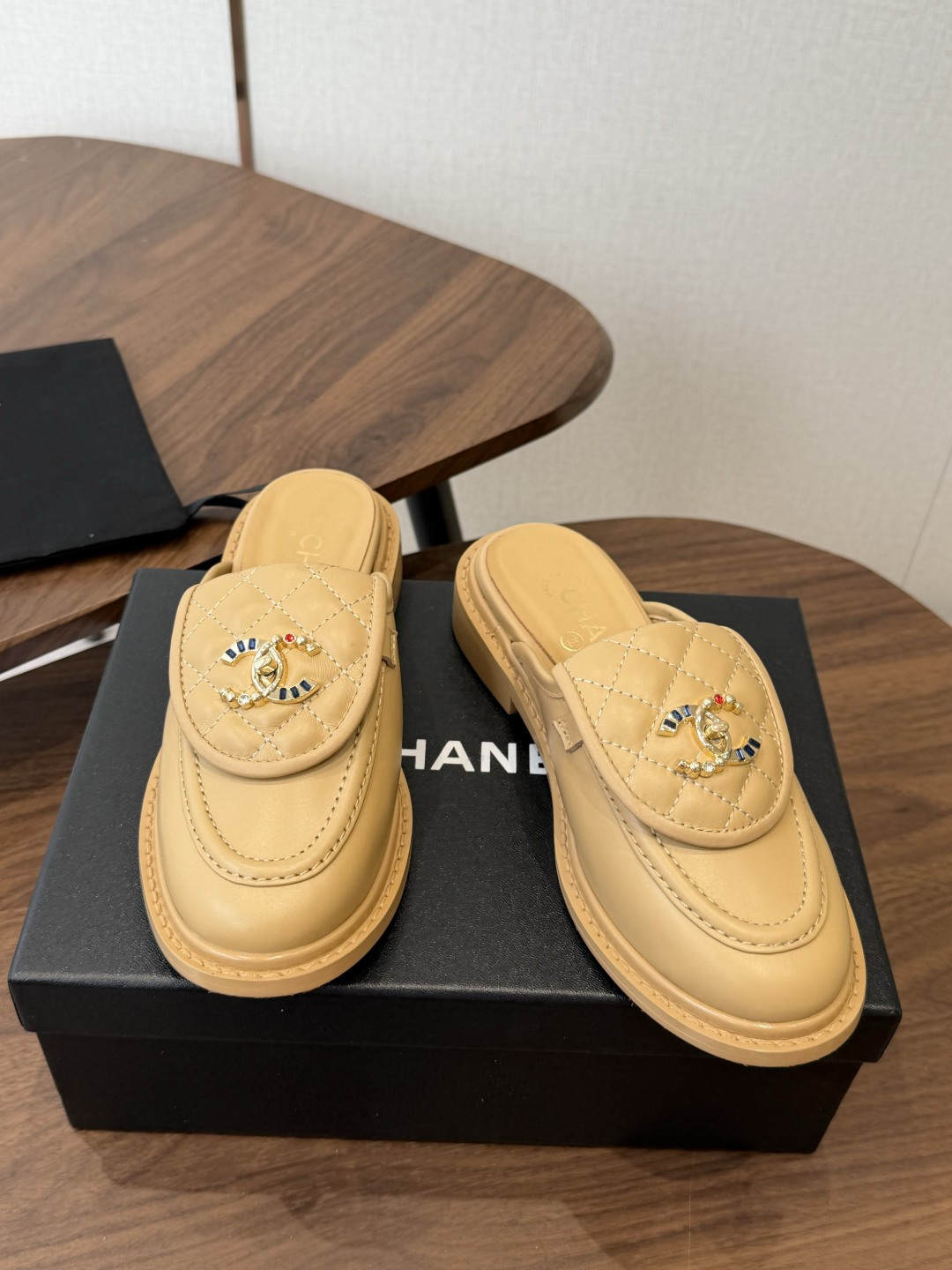 CHANEL小香经典复古翻盖菱格乐福鞋 这双复古乐福鞋一眼看到就很喜欢 鞋面的菱格设计很特别 点缀小香经典五金扣超有CH CHANEL小香经典复古翻盖菱格乐福鞋 这双复古乐福鞋一眼看到就很喜欢 鞋面的菱格设计很特别 点缀小香经典五金扣超有CH