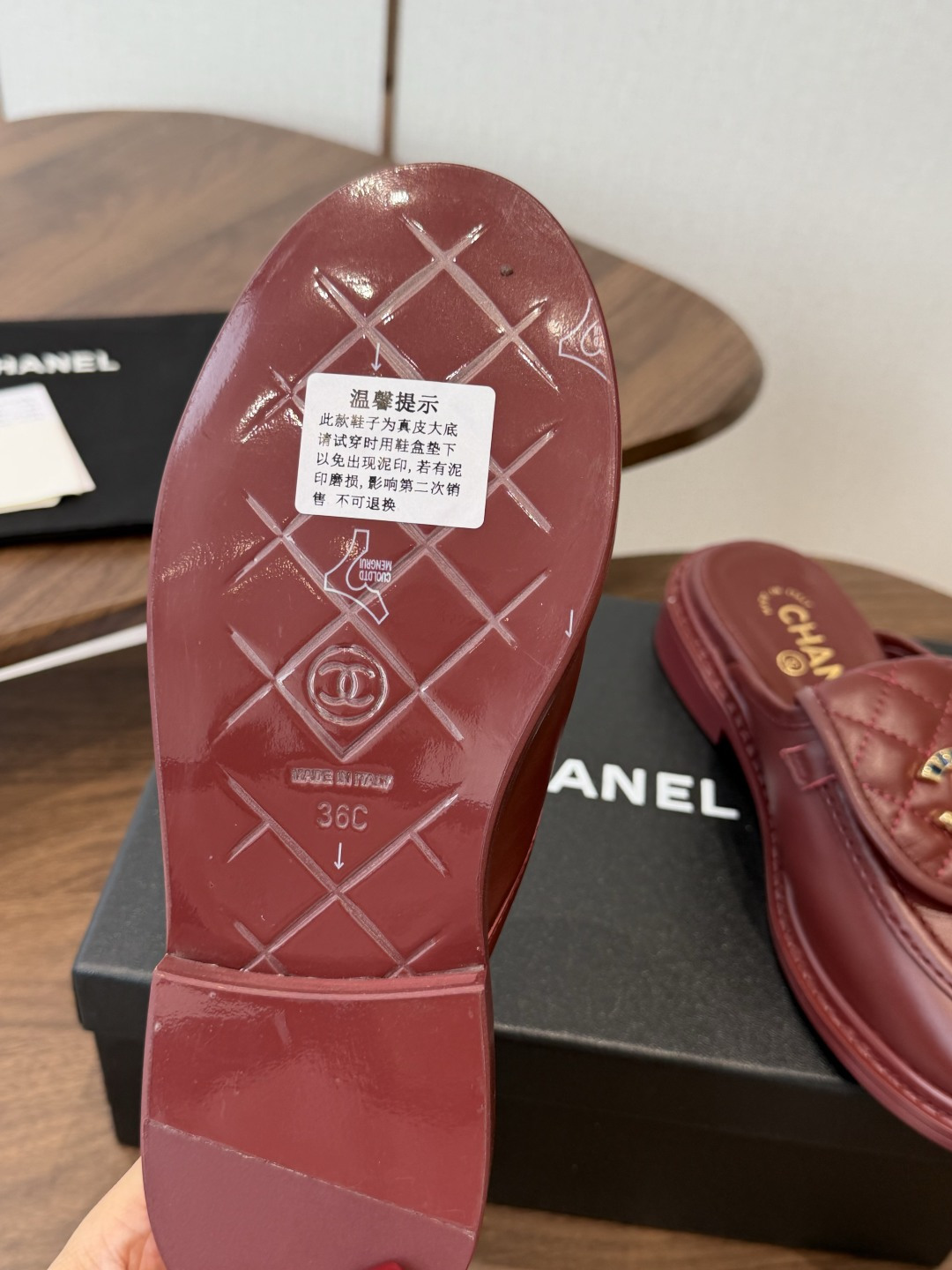 CHANEL小香经典复古翻盖菱格乐福鞋 这双复古乐福鞋一眼看到就很喜欢 鞋面的菱格设计很特别 点缀小香经典五金扣超有CH