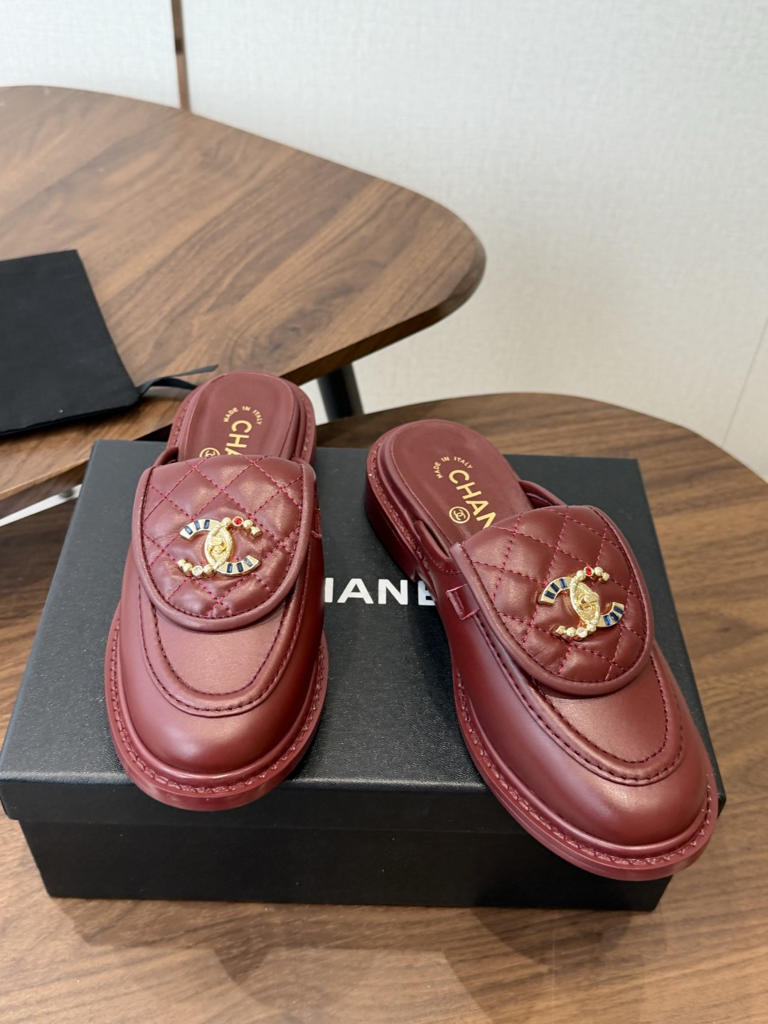 CHANEL小香经典复古翻盖菱格乐福鞋 这双复古乐福鞋一眼看到就很喜欢 鞋面的菱格设计很特别 点缀小香经典五金扣超有CH