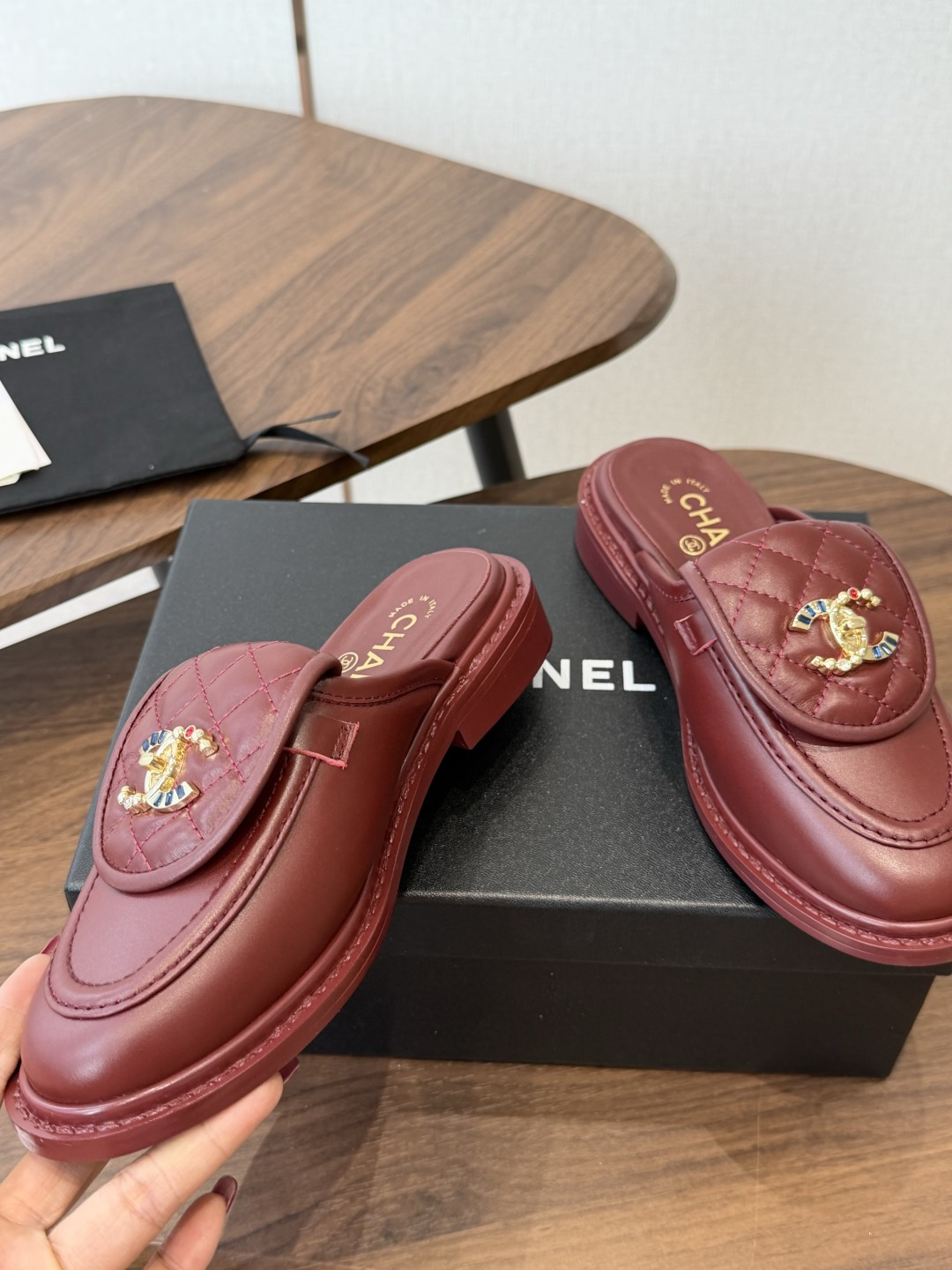 CHANEL小香经典复古翻盖菱格乐福鞋 这双复古乐福鞋一眼看到就很喜欢 鞋面的菱格设计很特别 点缀小香经典五金扣超有CH