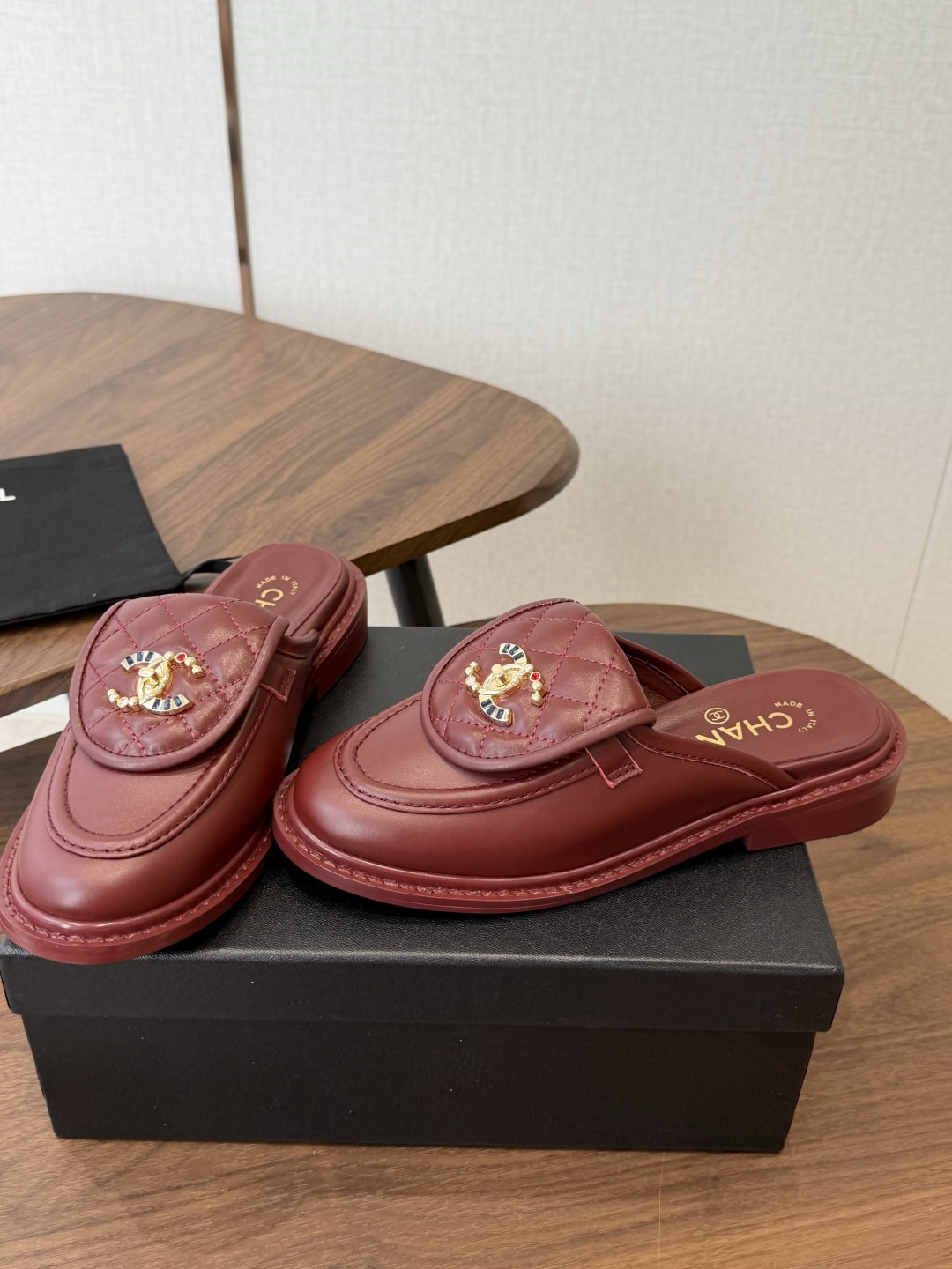 CHANEL小香经典复古翻盖菱格乐福鞋 这双复古乐福鞋一眼看到就很喜欢 鞋面的菱格设计很特别 点缀小香经典五金扣超有CH