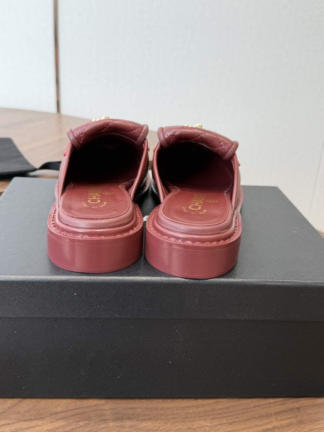 CHANEL小香经典复古翻盖菱格乐福鞋 这双复古乐福鞋一眼看到就很喜欢 鞋面的菱格设计很特别 点缀小香经典五金扣超有CH