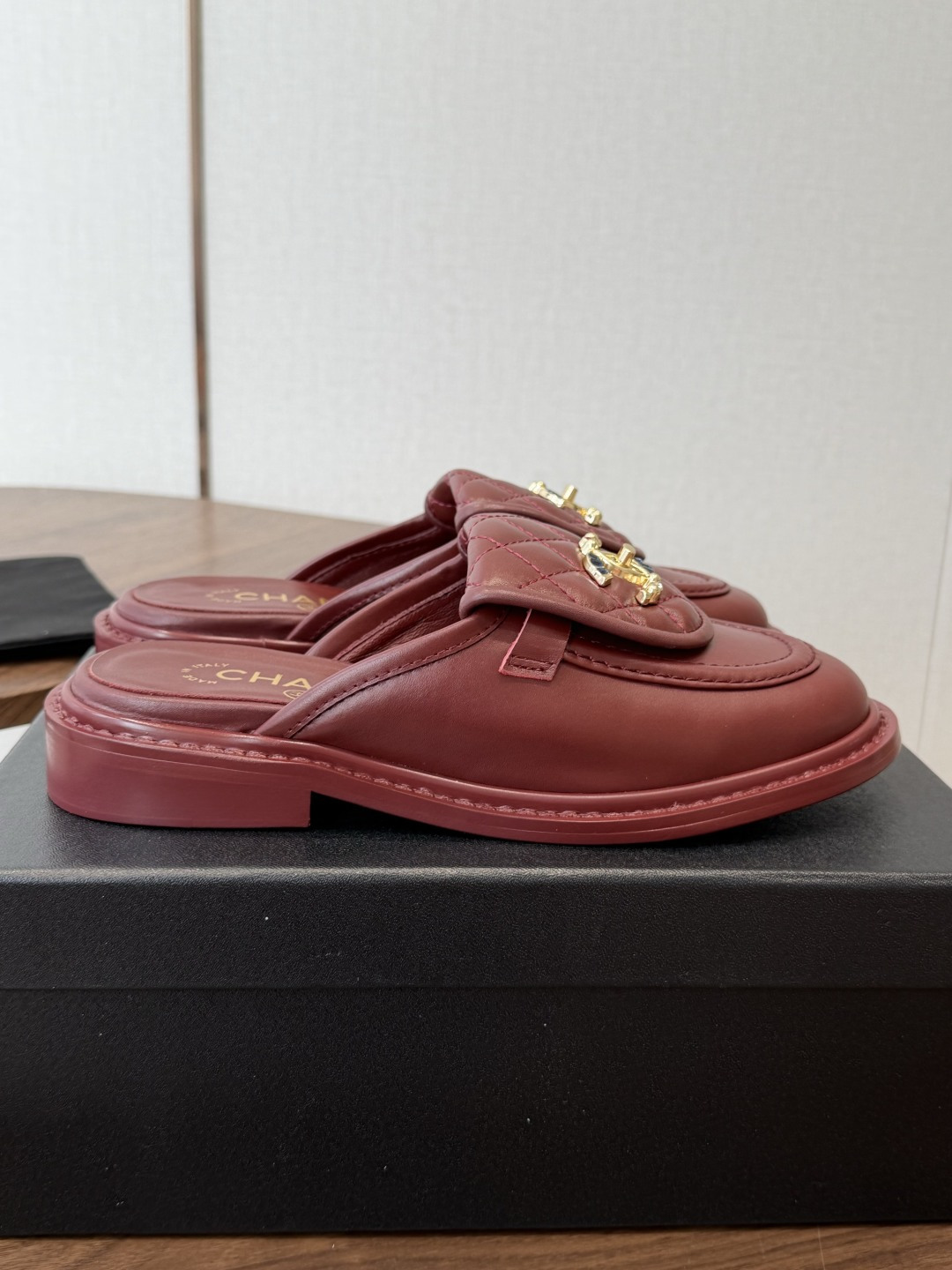CHANEL小香经典复古翻盖菱格乐福鞋 这双复古乐福鞋一眼看到就很喜欢 鞋面的菱格设计很特别 点缀小香经典五金扣超有CH