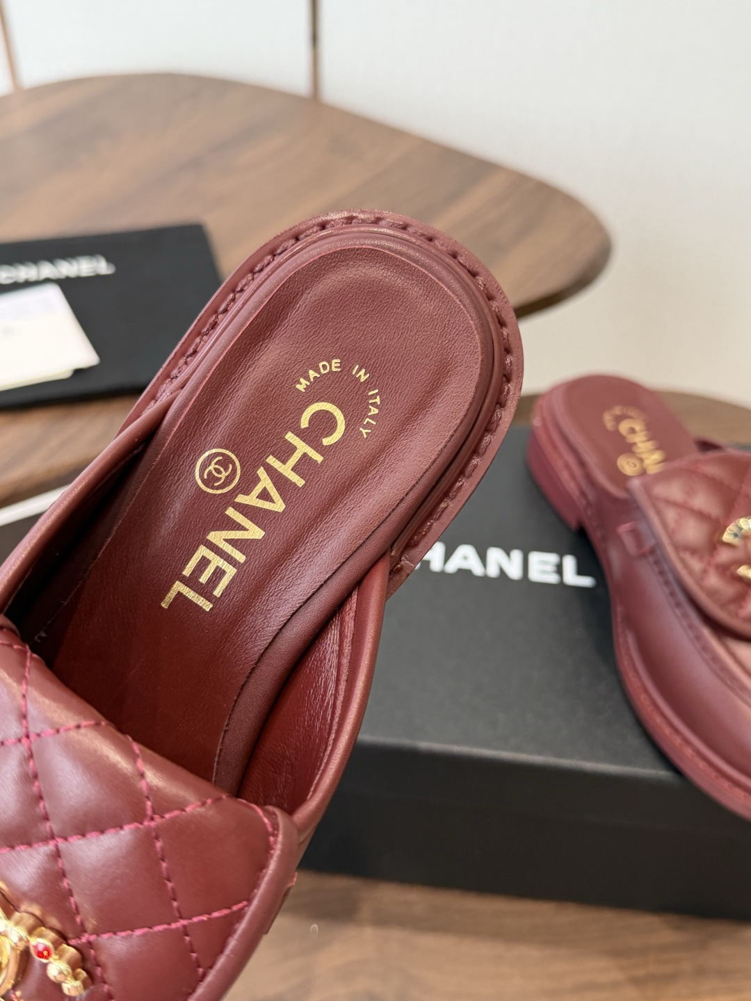 CHANEL小香经典复古翻盖菱格乐福鞋 这双复古乐福鞋一眼看到就很喜欢 鞋面的菱格设计很特别 点缀小香经典五金扣超有CH