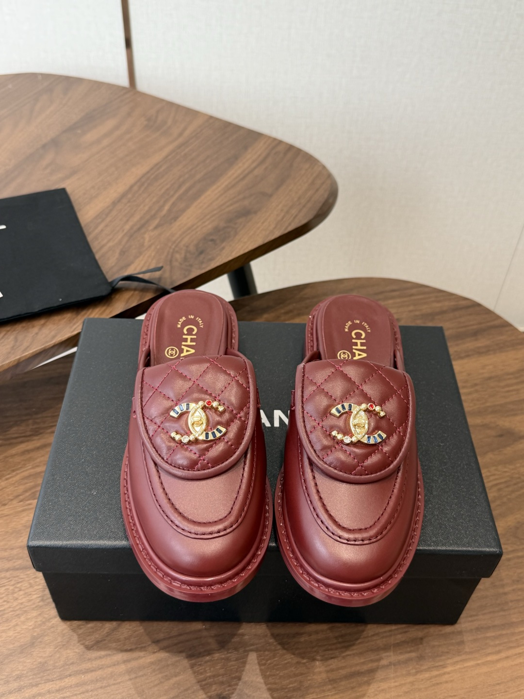 CHANEL小香经典复古翻盖菱格乐福鞋 这双复古乐福鞋一眼看到就很喜欢 鞋面的菱格设计很特别 点缀小香经典五金扣超有CH