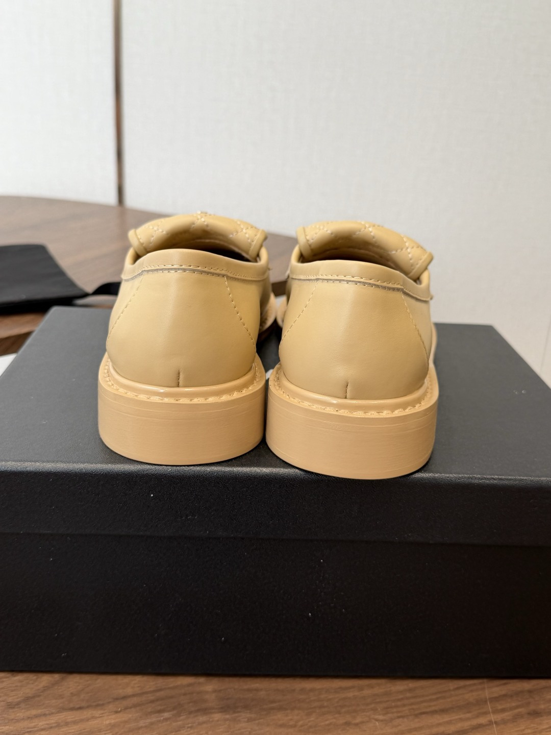 CHANEL小香经典复古翻盖菱格乐福鞋 这双复古乐福鞋一眼看到就很喜欢 鞋面的菱格设计很特别 点缀小香经典五金扣超有CH CHANEL小香经典复古翻盖菱格乐福鞋 这双复古乐福鞋一眼看到就很喜欢 鞋面的菱格设计很特别 点缀小香经典五金扣超有CH