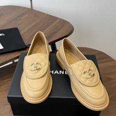 CHANEL小香经典复古翻盖菱格乐福鞋 这双复古乐福鞋一眼看到就很喜欢 鞋面的菱格设计很特别 点缀小香经典五金扣超有CH CHANEL小香经典复古翻盖菱格乐福鞋 这双复古乐福鞋一眼看到就很喜欢 鞋面的菱格设计很特别 点缀小香经典五金扣超有CH