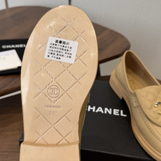 CHANEL小香经典复古翻盖菱格乐福鞋 这双复古乐福鞋一眼看到就很喜欢 鞋面的菱格设计很特别 点缀小香经典五金扣超有CH CHANEL小香经典复古翻盖菱格乐福鞋 这双复古乐福鞋一眼看到就很喜欢 鞋面的菱格设计很特别 点缀小香经典五金扣超有CH