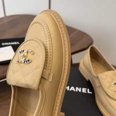 CHANEL小香经典复古翻盖菱格乐福鞋 这双复古乐福鞋一眼看到就很喜欢 鞋面的菱格设计很特别 点缀小香经典五金扣超有CH CHANEL小香经典复古翻盖菱格乐福鞋 这双复古乐福鞋一眼看到就很喜欢 鞋面的菱格设计很特别 点缀小香经典五金扣超有CH