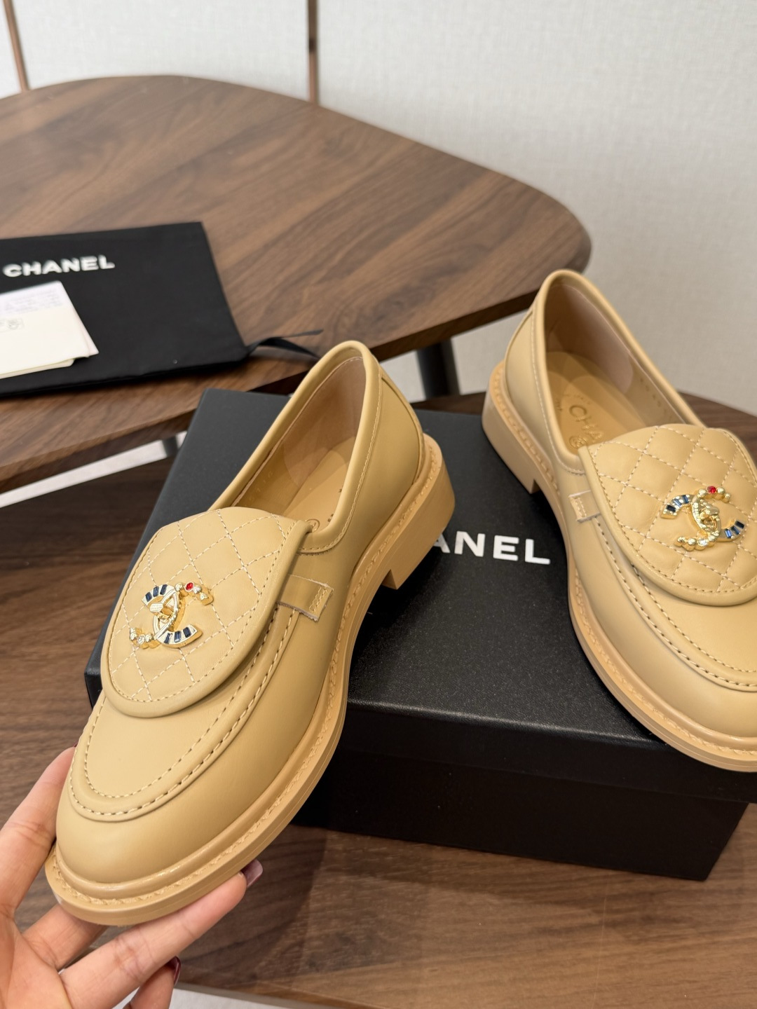 CHANEL小香经典复古翻盖菱格乐福鞋 这双复古乐福鞋一眼看到就很喜欢 鞋面的菱格设计很特别 点缀小香经典五金扣超有CH CHANEL小香经典复古翻盖菱格乐福鞋 这双复古乐福鞋一眼看到就很喜欢 鞋面的菱格设计很特别 点缀小香经典五金扣超有CH