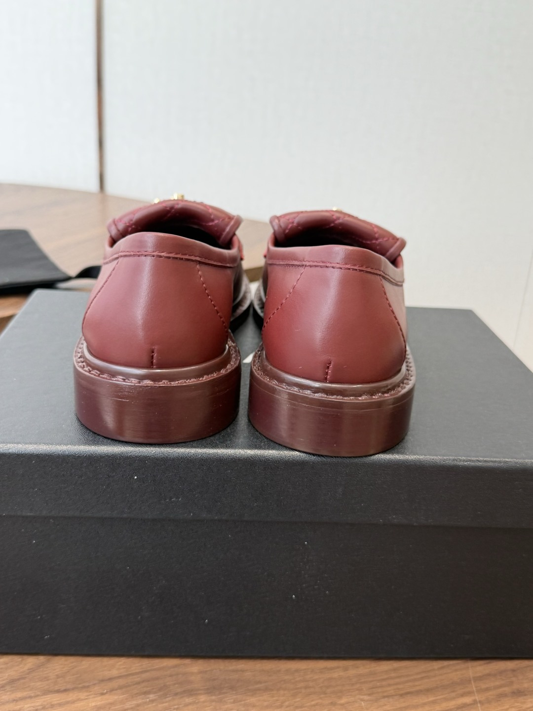 CHANEL小香经典复古翻盖菱格乐福鞋 这双复古乐福鞋一眼看到就很喜欢 鞋面的菱格设计很特别 点缀小香经典五金扣超有CH CHANEL小香经典复古翻盖菱格乐福鞋 这双复古乐福鞋一眼看到就很喜欢 鞋面的菱格设计很特别 点缀小香经典五金扣超有CH