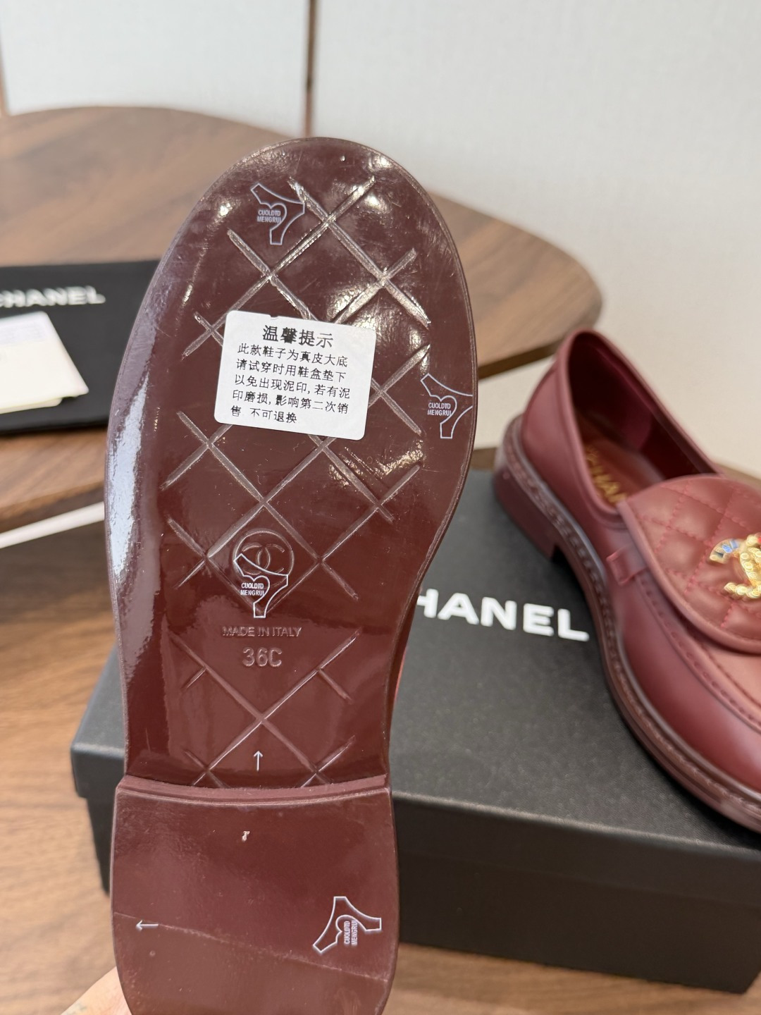 CHANEL小香经典复古翻盖菱格乐福鞋 这双复古乐福鞋一眼看到就很喜欢 鞋面的菱格设计很特别 点缀小香经典五金扣超有CH CHANEL小香经典复古翻盖菱格乐福鞋 这双复古乐福鞋一眼看到就很喜欢 鞋面的菱格设计很特别 点缀小香经典五金扣超有CH