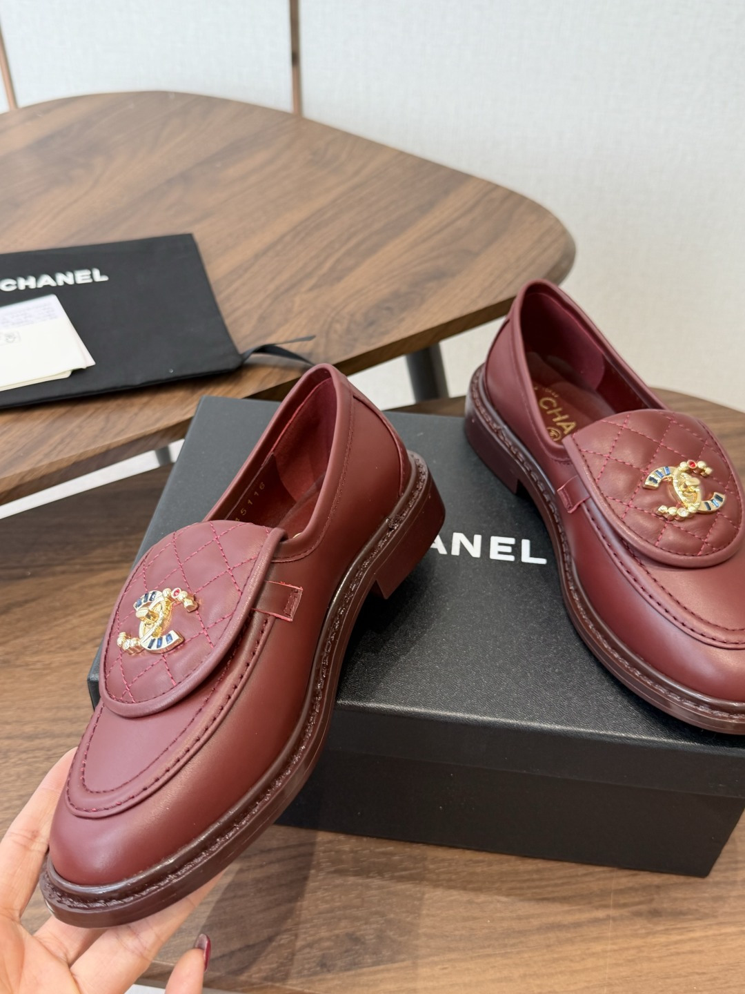 CHANEL小香经典复古翻盖菱格乐福鞋 这双复古乐福鞋一眼看到就很喜欢 鞋面的菱格设计很特别 点缀小香经典五金扣超有CH CHANEL小香经典复古翻盖菱格乐福鞋 这双复古乐福鞋一眼看到就很喜欢 鞋面的菱格设计很特别 点缀小香经典五金扣超有CH