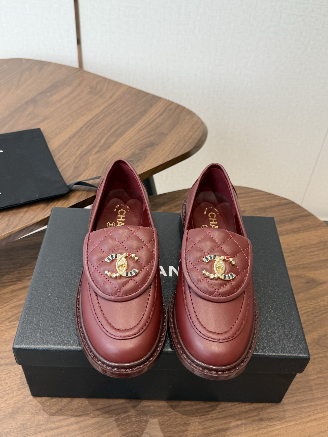 CHANEL小香经典复古翻盖菱格乐福鞋 这双复古乐福鞋一眼看到就很喜欢 鞋面的菱格设计很特别 点缀小香经典五金扣超有CH