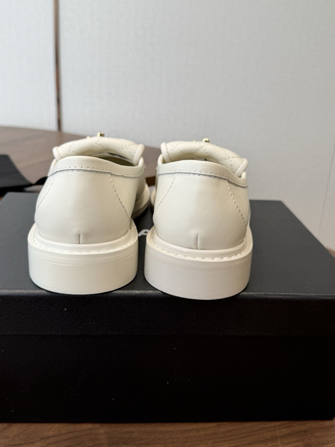 CHANEL小香经典复古翻盖菱格乐福鞋 这双复古乐福鞋一眼看到就很喜欢 鞋面的菱格设计很特别 点缀小香经典五金扣超有CH CHANEL小香经典复古翻盖菱格乐福鞋 这双复古乐福鞋一眼看到就很喜欢 鞋面的菱格设计很特别 点缀小香经典五金扣超有CH