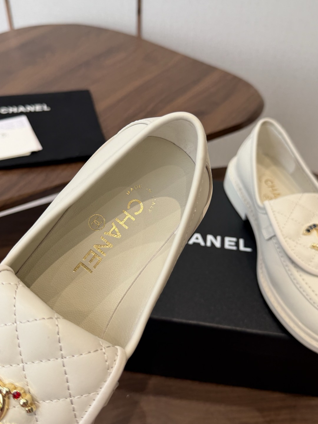 CHANEL小香经典复古翻盖菱格乐福鞋 这双复古乐福鞋一眼看到就很喜欢 鞋面的菱格设计很特别 点缀小香经典五金扣超有CH CHANEL小香经典复古翻盖菱格乐福鞋 这双复古乐福鞋一眼看到就很喜欢 鞋面的菱格设计很特别 点缀小香经典五金扣超有CH