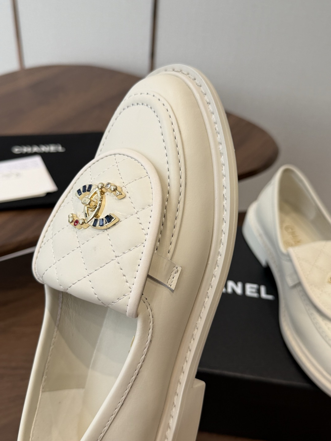 CHANEL小香经典复古翻盖菱格乐福鞋 这双复古乐福鞋一眼看到就很喜欢 鞋面的菱格设计很特别 点缀小香经典五金扣超有CH CHANEL小香经典复古翻盖菱格乐福鞋 这双复古乐福鞋一眼看到就很喜欢 鞋面的菱格设计很特别 点缀小香经典五金扣超有CH