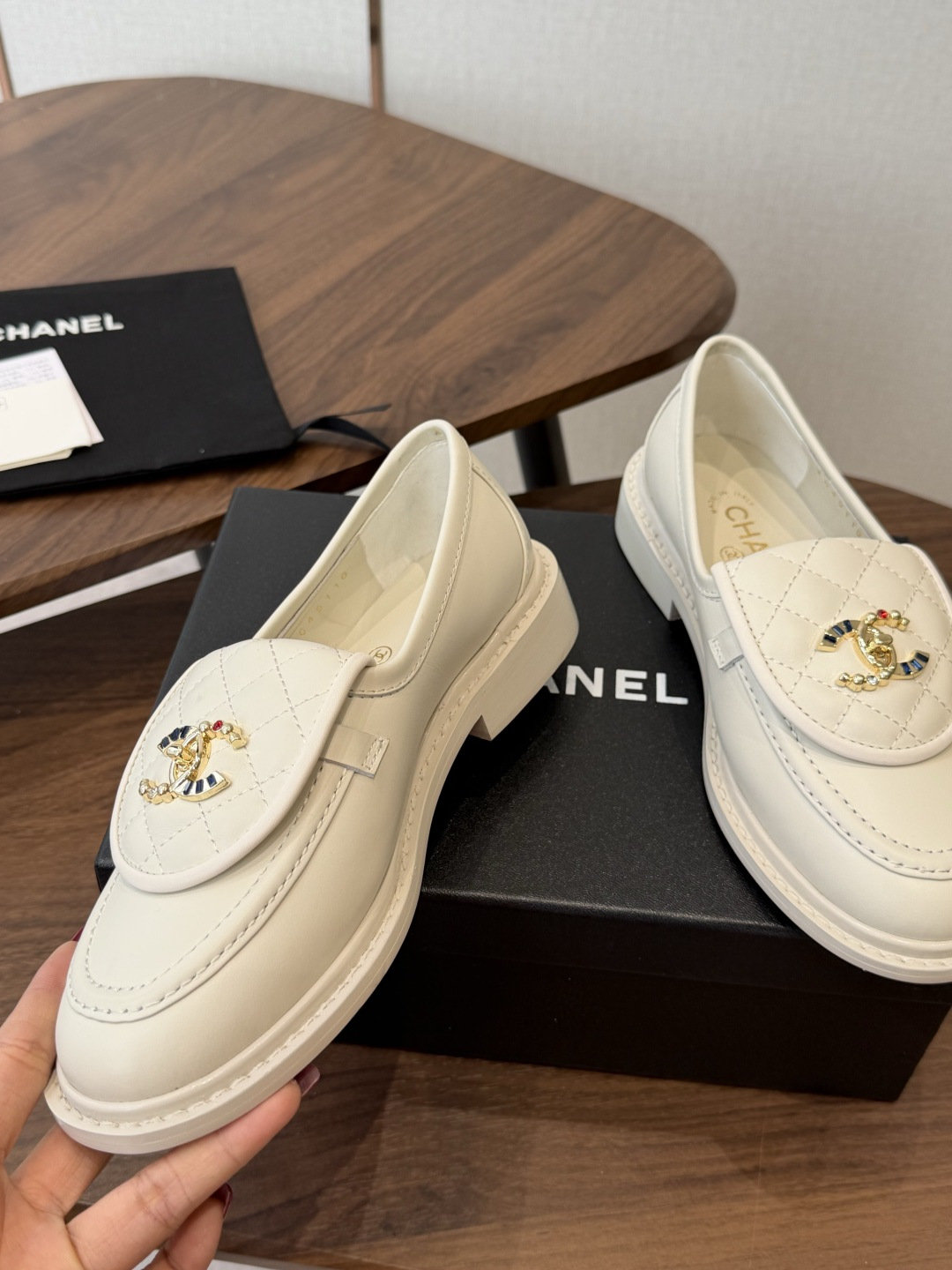 CHANEL小香经典复古翻盖菱格乐福鞋 这双复古乐福鞋一眼看到就很喜欢 鞋面的菱格设计很特别 点缀小香经典五金扣超有CH CHANEL小香经典复古翻盖菱格乐福鞋 这双复古乐福鞋一眼看到就很喜欢 鞋面的菱格设计很特别 点缀小香经典五金扣超有CH
