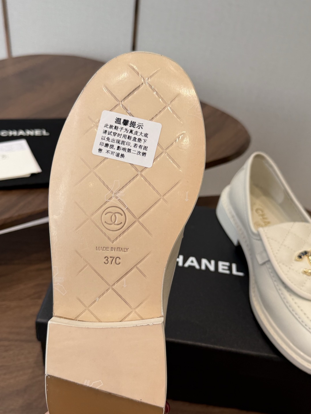 CHANEL小香经典复古翻盖菱格乐福鞋 这双复古乐福鞋一眼看到就很喜欢 鞋面的菱格设计很特别 点缀小香经典五金扣超有CH CHANEL小香经典复古翻盖菱格乐福鞋 这双复古乐福鞋一眼看到就很喜欢 鞋面的菱格设计很特别 点缀小香经典五金扣超有CH
