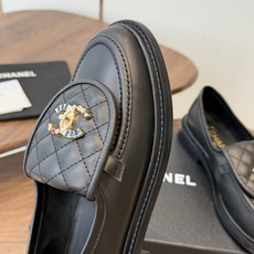 CHANEL小香经典复古翻盖菱格乐福鞋 这双复古乐福鞋一眼看到就很喜欢 鞋面的菱格设计很特别 点缀小香经典五金扣超有CH CHANEL小香经典复古翻盖菱格乐福鞋 这双复古乐福鞋一眼看到就很喜欢 鞋面的菱格设计很特别 点缀小香经典五金扣超有CH