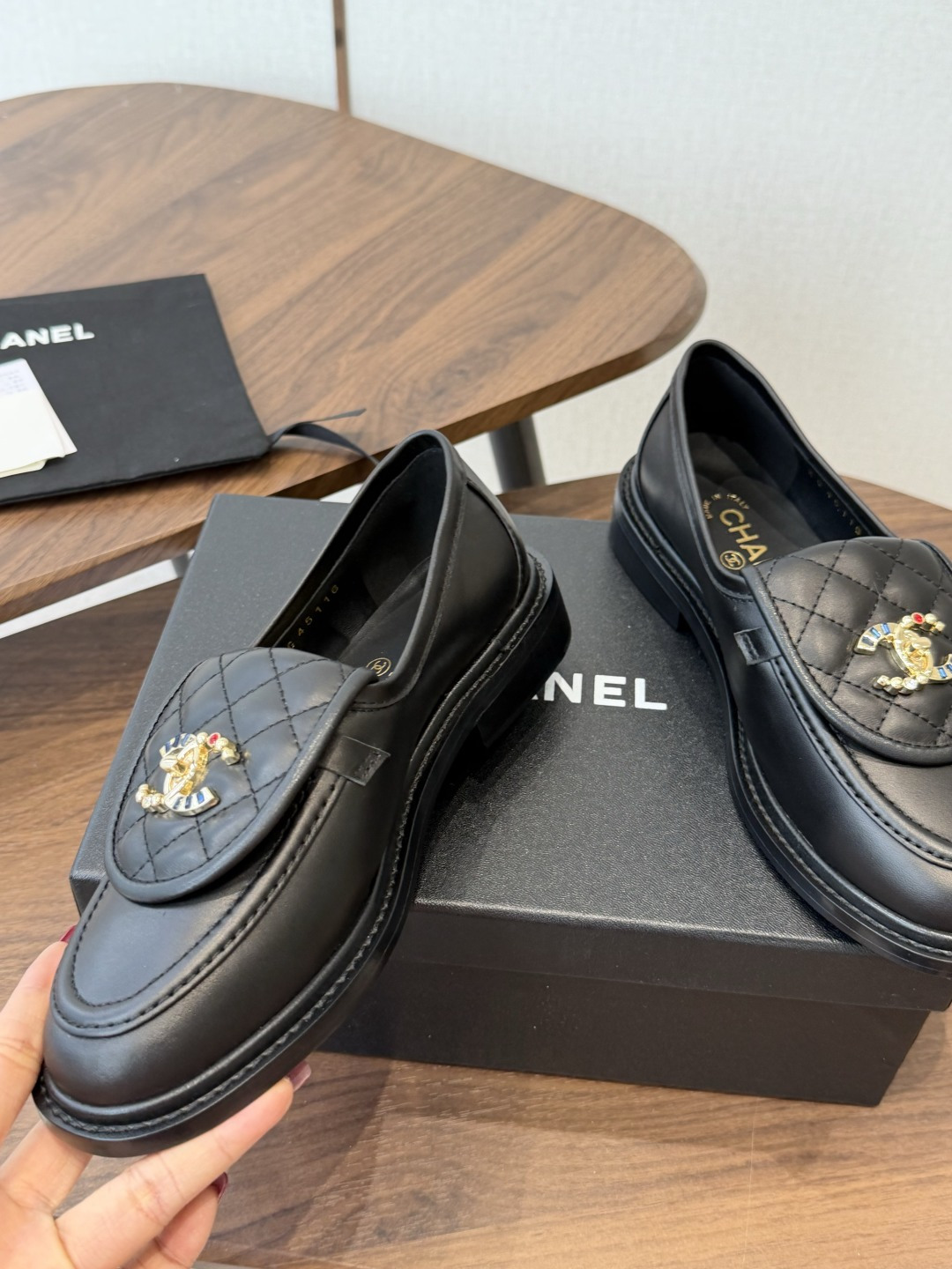 CHANEL小香经典复古翻盖菱格乐福鞋 这双复古乐福鞋一眼看到就很喜欢 鞋面的菱格设计很特别 点缀小香经典五金扣超有CH CHANEL小香经典复古翻盖菱格乐福鞋 这双复古乐福鞋一眼看到就很喜欢 鞋面的菱格设计很特别 点缀小香经典五金扣超有CH