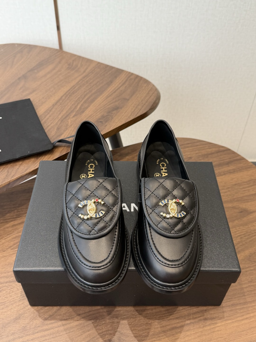 CHANEL小香经典复古翻盖菱格乐福鞋 这双复古乐福鞋一眼看到就很喜欢 鞋面的菱格设计很特别 点缀小香经典五金扣超有CH