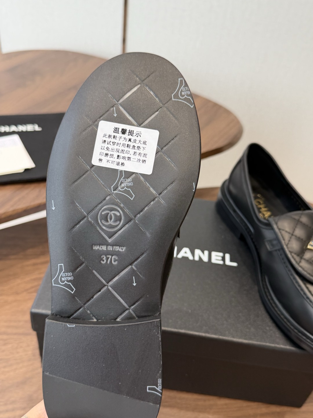 CHANEL小香经典复古翻盖菱格乐福鞋 这双复古乐福鞋一眼看到就很喜欢 鞋面的菱格设计很特别 点缀小香经典五金扣超有CH CHANEL小香经典复古翻盖菱格乐福鞋 这双复古乐福鞋一眼看到就很喜欢 鞋面的菱格设计很特别 点缀小香经典五金扣超有CH
