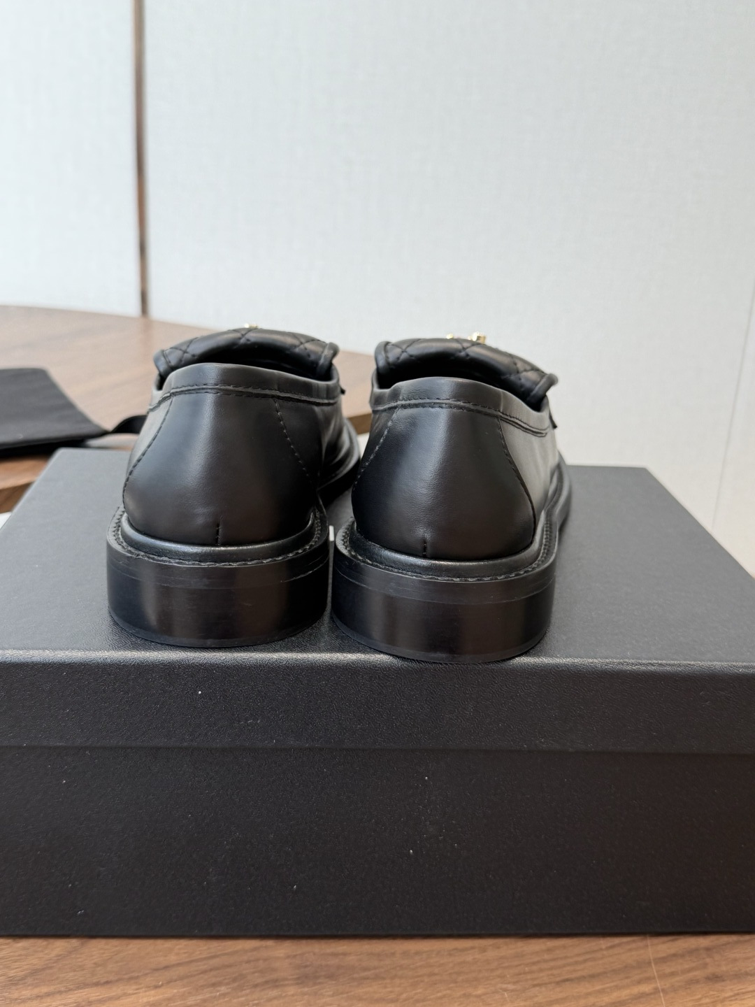 CHANEL小香经典复古翻盖菱格乐福鞋 这双复古乐福鞋一眼看到就很喜欢 鞋面的菱格设计很特别 点缀小香经典五金扣超有CH CHANEL小香经典复古翻盖菱格乐福鞋 这双复古乐福鞋一眼看到就很喜欢 鞋面的菱格设计很特别 点缀小香经典五金扣超有CH
