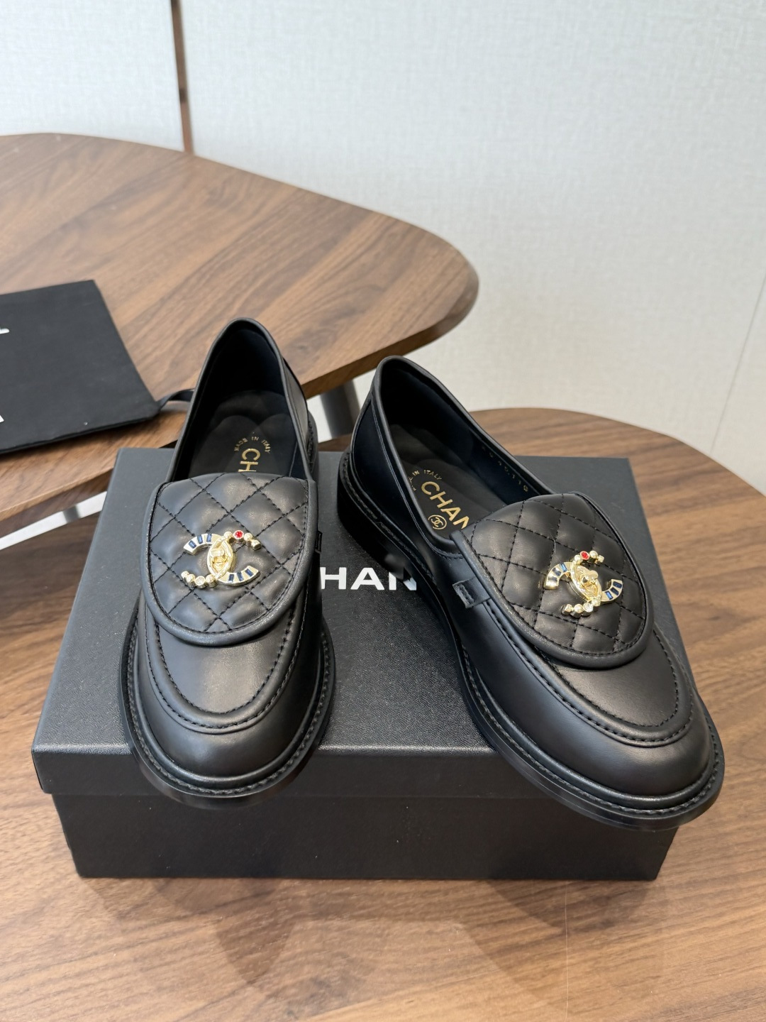 CHANEL小香经典复古翻盖菱格乐福鞋 这双复古乐福鞋一眼看到就很喜欢 鞋面的菱格设计很特别 点缀小香经典五金扣超有CH CHANEL小香经典复古翻盖菱格乐福鞋 这双复古乐福鞋一眼看到就很喜欢 鞋面的菱格设计很特别 点缀小香经典五金扣超有CH